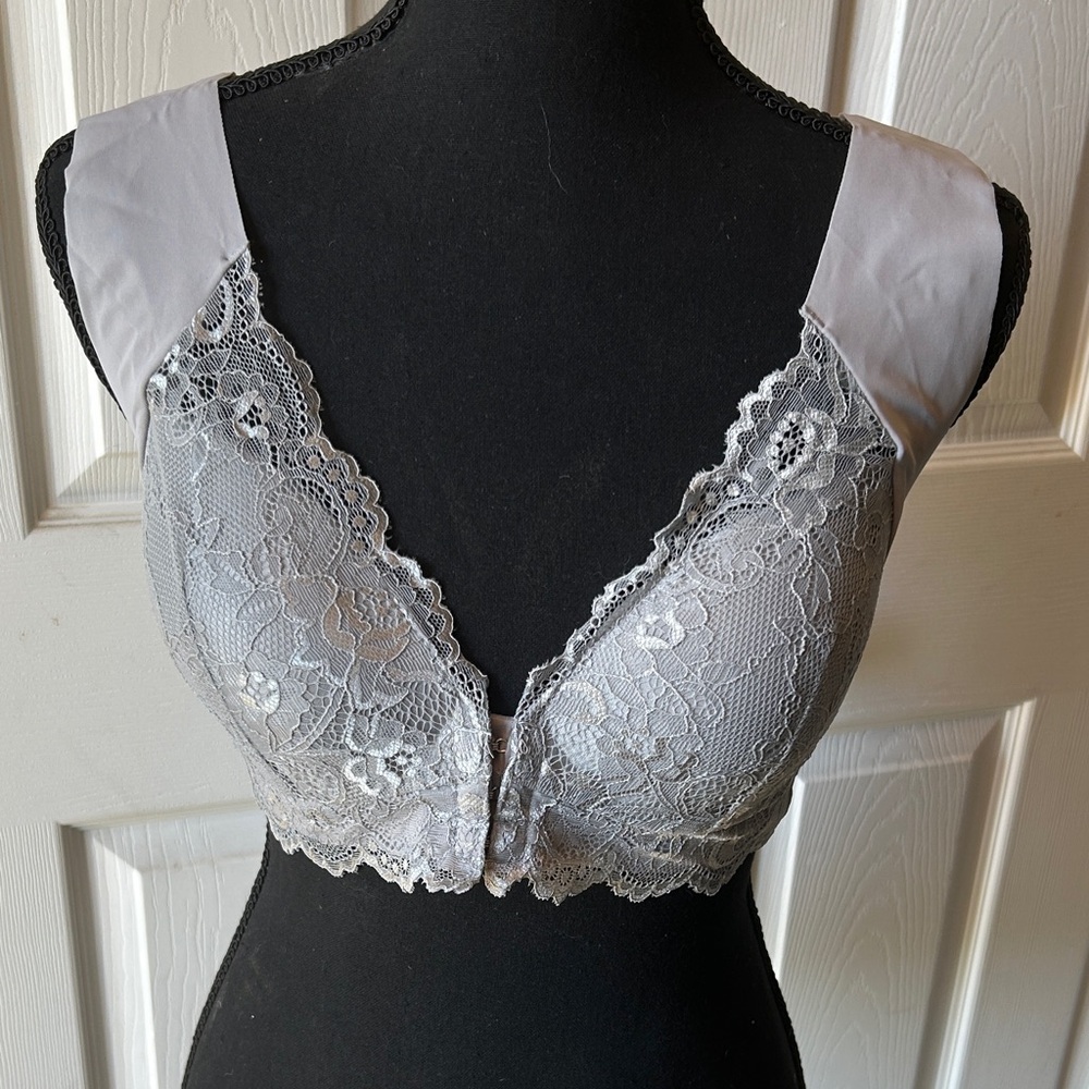 Elegant Lace Bralette in Gray